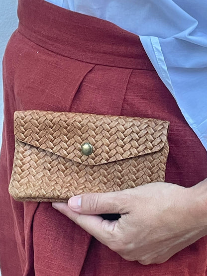Monedero de piel trenzada