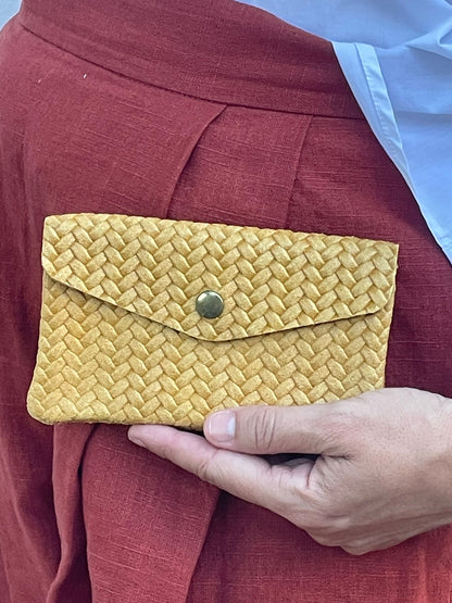 Monedero de piel trenzada