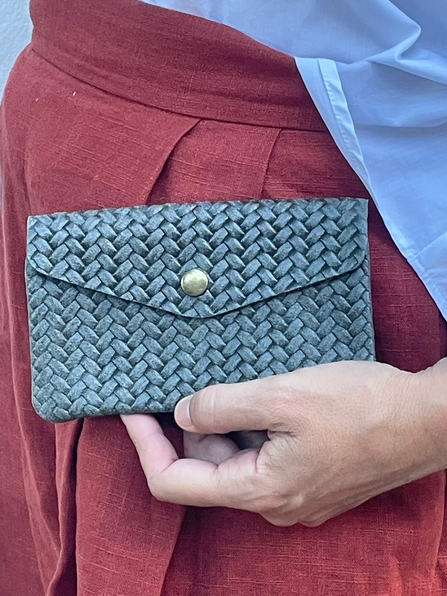 Monedero de piel trenzada