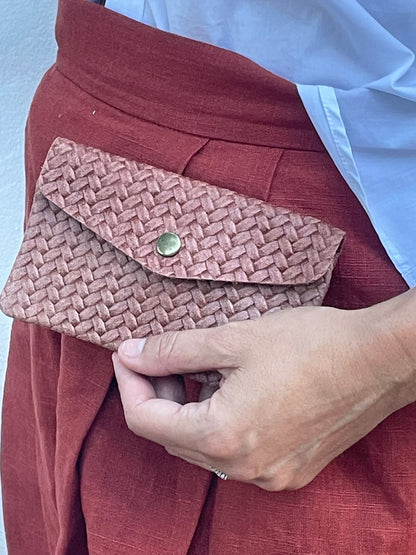 Monedero de piel trenzada